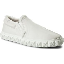 Tenisówki STUART WEITZMAN - Fringiebelle XL17419 Off White Nubo. Białe półbuty damskie marki Stuart Weitzman, bez wzorów, ze skóry, bez zapięcia. W wyprzedaży za 939,00 zł.