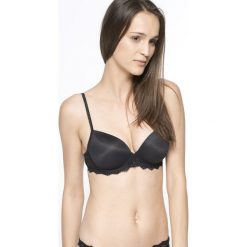 Triumph - Biustonosz Elegant Angel Curves. Czarne biustonosze Triumph, z haftami, z elastanu. W wyprzedaży za 129,90 zł.