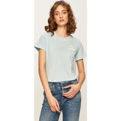 Lee - T-shirt. Niebieskie topy damskie Lee, s, z nadrukiem, z bawełny, z okrągłym kołnierzem. W wyprzedaży za 49,90 zł.