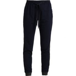 Rue de Femme SIXTEN SPORT PANT Spodnie treningowe navy. Niebieskie spodnie dresowe damskie marki Rue de Femme, l, z dresówki. Za 419,00 zł.