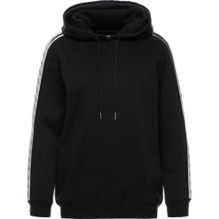 Bluza Calvin Klein Jeans Monogram J20J212228. Czarne bluzy damskie Calvin Klein Jeans, xs, bez wzorów, z bawełny, bez rękawów, bez kaptura. W wyprzedaży za 289,00 zł.