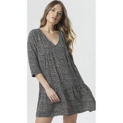 Czarna Sukienka Perigonia. Czarne sukienki damskie Born2be, na co dzień, s, w paski, z tkaniny, bez kołnierzyka, bez rękawów, mini, rozkloszowane. Za 99,99 zł.