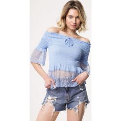 Niebieska Bluzka Fame And Fortune. Niebieskie bluzki damskie Born2be, na imprezę, s, z haftami, bez kołnierzyka, z krótkim rękawem. Za 39,99 zł.