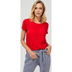 T-shirt z kieszonką. Czerwone bluzki damskie Moodo, l, bez wzorów, z bawełny, klasyczne, z okrągłym kołnierzem, z krótkim rękawem. Za 21,99 zł.