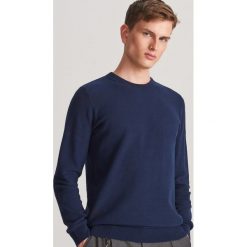 Sweter z bawełny organicznej - Granatowy. Niebieskie swetry męskie Reserved, s, bez wzorów, z bawełny, bez kołnierzyka, bez kaptura. Za 119,99 zł.