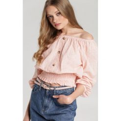 Jasnoróżowa Bluzka Jeralyn. Różowe bluzki damskie Renee, s, z haftami, bez kołnierzyka, z długim rękawem. Za 69,99 zł.