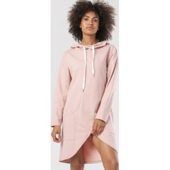 Różowa Bluza Acalephite. Różowe bluzy damskie Born2be, uniwersalny, bez wzorów, bez rękawów, z kapturem. Za 139,99 zł.