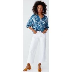 Luźna koszula basic z nadrukiem. Zielone koszule damskie Pull&Bear, z nadrukiem, bez kołnierzyka, z krótkim rękawem. Za 41,90 zł.