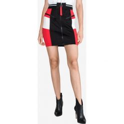 Versace Jeans Spódnica Czarny Czerwony. Czerwone spódniczki damskie Versace Jeans, s, bez wzorów, z elastanu. Za 1012,95 zł.