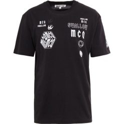 McQ Alexander McQueen DROPPED SHOULDER TEE Tshirt z nadrukiem darkest black. Czarne koszulki męskie marki McQ Alexander McQueen, xl, z nadrukiem, z bawełny, bez kołnierzyka. Za 529,00 zł.
