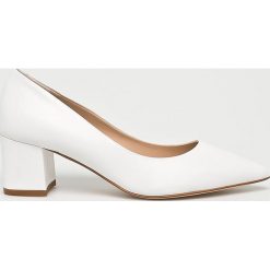 Solo Femme - Czółenka. Białe czółenka damskie Solo Femme, bez wzorów, ze skóry, bez obcasa, na obcasie, bez zapięcia. Za 339,90 zł.