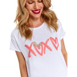 T-shirt krótki rękaw damski z nadrukiem, z aplikacją. Białe t-shirty damskie Top Secret, z nadrukiem, z bawełny, bez kołnierzyka. W wyprzedaży za 24,99 zł.