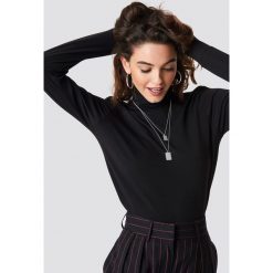 Emilie Briting x NA-KD High Polo Top - Black. Czarne topy damskie Emilie Briting x NA-KD, bez wzorów, z materiału, z golfem. W wyprzedaży za 85,36 zł.