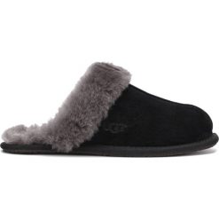 UGG Scuffette II Kapcie Czarny. Czarne kapcie damskie Ugg, ze skóry. Za 445,95 zł.