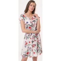 Kremowa Sukienka Tiger Lily. Białe sukienki dziewczęce Born2be, z aplikacjami, klasyczne, bez rękawów, mini. Za 49,99 zł.