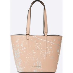 Calvin Klein - Torebka Inside Out Med Shopper Splash. Szare torby damskie na zakupy marki Calvin Klein, ze skóry ekologicznej, na ramię, duże. W wyprzedaży za 399,90 zł.