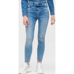 Jeansy high waist z przetarciami -. Spodnie damskie z wysokim stanem Cropp, bez wzorów, z jeansu, z podwyższonym stanem. Za 119,99 zł.