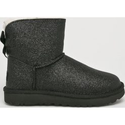UGG - Śniegowce Mini Bailey Bow Sparkle. Czarne śniegowce damskie marki Ugg, z wełny, bez zapięcia. W wyprzedaży za 719,90 zł.