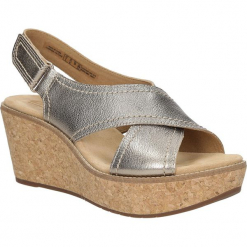 Sandały skórzane na koturnie Clarks Aisley Tulip 26125079. Brązowe sandały damskie marki Clarks, bez wzorów, bez obcasa, na koturnie, bez zapięcia. Za 229,99 zł.