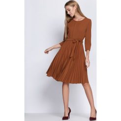 Brązowa Sukienka Pleated Belted. Pomarańczowe sukienki damskie Born2be, s, w paski, z okrągłym kołnierzem, bez rękawów, midi, plisowane. Za 89,99 zł.