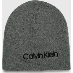 Calvin Klein - Czapka. Brązowe czapki męskie Calvin Klein, na zimę, bez wzorów, z wiskozy. W wyprzedaży za 149,90 zł.