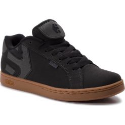 Sneakersy ETNIES - Fader 2 4101000203 Charcoal 010. Czarne sneakersy męskie Etnies, na co dzień, bez wzorów, z zamszu, bez zapięcia. W wyprzedaży za 219,00 zł.