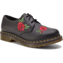 Półbuty DR. MARTENS - 1461 Vonda 24723001 Black. Czarne półbuty damskie Dr. Martens, z aplikacjami, ze skóry ekologicznej, bez obcasa, na płaskiej podeszwie, bez zapięcia. Za 669,00 zł.