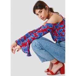 NA-KD Boho Top z odkrytymi ramionami - Red,Blue. Czerwone topy damskie marki NA-KD Boho, z aplikacjami, ze stójką. W wyprzedaży za 30,28 zł.