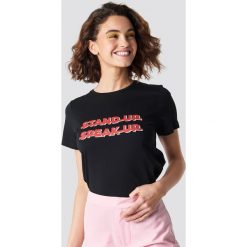 Emilie Briting x NA-KD Stand Up T-shirt - Black. Czarne t-shirty damskie marki Emilie Briting x NA-KD, z nadrukiem, z materiału, z okrągłym kołnierzem. W wyprzedaży za 60,57 zł.