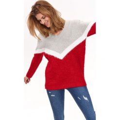 SWETER Z DEKOLTEM W SEREK. Czerwone swetry klasyczne damskie marki Top Secret, na lato, w paski, z dzianiny, z dekoltem w serek. W wyprzedaży za 59,99 zł.