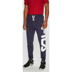 Fila - Spodnie. Niebieskie spodnie męskie Fila, na co dzień, xs, z nadrukiem, z bawełny, casualowe. W wyprzedaży za 119,90 zł.