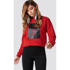 NA-KD Bluza Keep It Simple - Red. Czerwone bluzy z nadrukiem damskie NA-KD, prążkowane, długie. Za 141,95 zł.