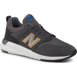 Sneakersy NEW BALANCE - MS009OM1 Szary. Szare sneakersy męskie New Balance, bez wzorów, ze skóry ekologicznej, klasyczne, bez zapięcia. W wyprzedaży za 199,00 zł.