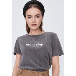 Koszulka basic z napisem - Szary. Szare koszulki damskie Sinsay, s, z napisami. Za 29,99 zł.
