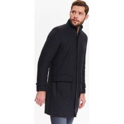 PŁASZCZ MĘSKI Z TKANINY Z WEŁNĄ ZE STÓJKĄ I ODPINANYM PANELEM. Szare płaszcze męskie marki Top Secret, na lato, xxl, w paski, z wełny, eleganckie. W wyprzedaży za 119,99 zł.
