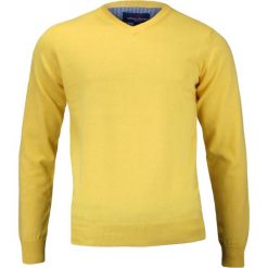 Żółty Sweter Męski w Serek - 100% BAWEŁNA - Adriano Guinari SWADGSS16ZOLTY. Żółte swetry męskie Adriano Guinari, m, bez wzorów, z bawełny, klasyczne, z dekoltem w serek, bez kaptura. Za 99,00 zł.