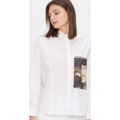 Koszula oversize z nadrukiem - Biały. Białe koszule damskie House, s, z nadrukiem, bez kołnierzyka, bez rękawów. W wyprzedaży za 49,99 zł.