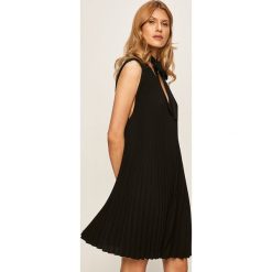 Red Valentino - Sukienka. Czarne sukienki damskie Red Valentino, na co dzień, s, bez wzorów, z poliesteru, ze stójką, bez rękawów, mini, proste. Za 3599,00 zł.