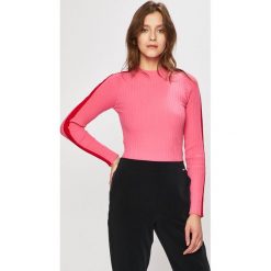 Guess Jeans - Sweter. Różowe swetry damskie Guess Jeans, s, z aplikacjami, z poliesteru, bez rękawów, bez kaptura. W wyprzedaży za 179,90 zł.