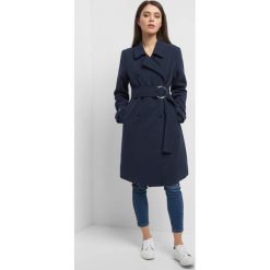 Płaszcz z szerokim paskiem. Niebieskie płaszcze damskie marki Orsay, w paski, z elastanu, długie. Za 239,99 zł.