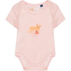 Body w kolorze jasnoróżowym. Różowe body niemowlęce Tom Tailor Kids, z nadrukiem, bez rękawów. W wyprzedaży za 22,95 zł.