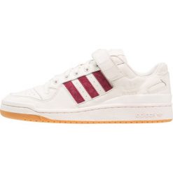 Adidas Originals FORUM LO Tenisówki i Trampki chalk white/collegiate burgundy. Białe tenisówki damskie adidas Originals, z materiału. W wyprzedaży za 399,20 zł.