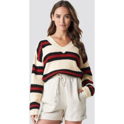 NA-KD Sweter w paski - Offwhite. Szare swetry klasyczne damskie NA-KD, z dzianiny, dekolt w kształcie v. Za 161,95 zł.
