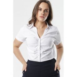 Biała Koszula Sissell. Białe bluzki damskie Born2be, xl, bez wzorów, bez kołnierzyka, bez rękawów. W wyprzedaży za 44,99 zł.