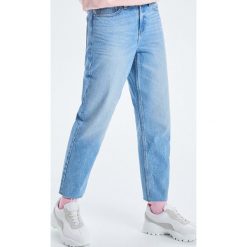 Jeansy Straight - Niebieski. Niebieskie jeansy damskie marki Cropp. Za 99,99 zł.