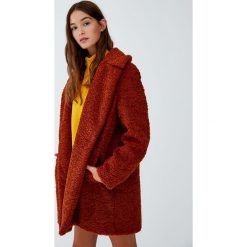 Długi płaszcz ze skręconego sztucznego futerka. Szare płaszcze damskie marki Pull&Bear, długie. Za 199,00 zł.