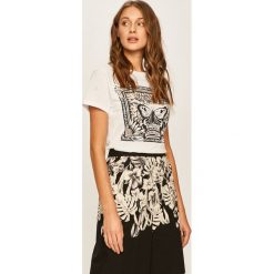 Red Valentino - T-shirt. Białe bluzki damskie Red Valentino, s, z nadrukiem, z bawełny, casualowe, z okrągłym kołnierzem, z krótkim rękawem. Za 579,90 zł.