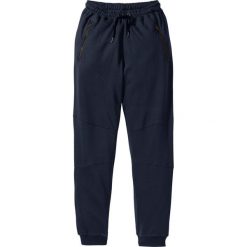 Spodnie dresowe Slim Fit bonprix ciemnoniebieski. Niebieskie rurki męskie bonprix, z aplikacjami, z dresówki. Za 89,99 zł.