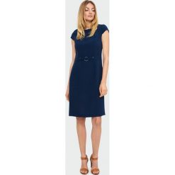 Elegancka sukienka z klamrą. Szare sukienki damskie Greenpoint, bez wzorów, z wiskozy, eleganckie, bez kołnierzyka, bez rękawów. Za 149,99 zł.