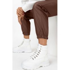 Białe Sneakersy Celestial Pole. Białe sneakersy damskie Born2be. Za 129,99 zł.